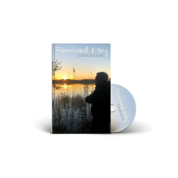 Ein Buch und eine CD mit Sonnenuntergang und Mann vor Schilf.