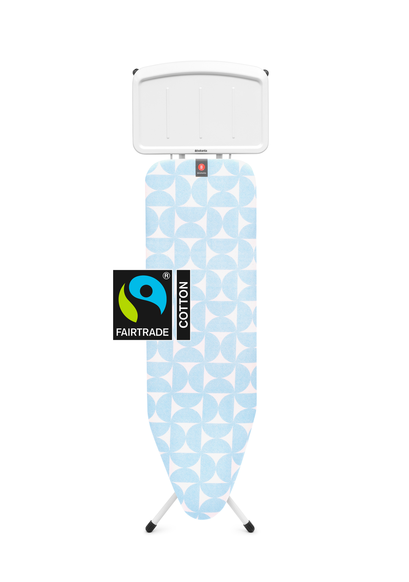 Ein Bügelbrett mit weißem Gestell und blauer Musterung. Fairtrade- und Baumwollsiegel.