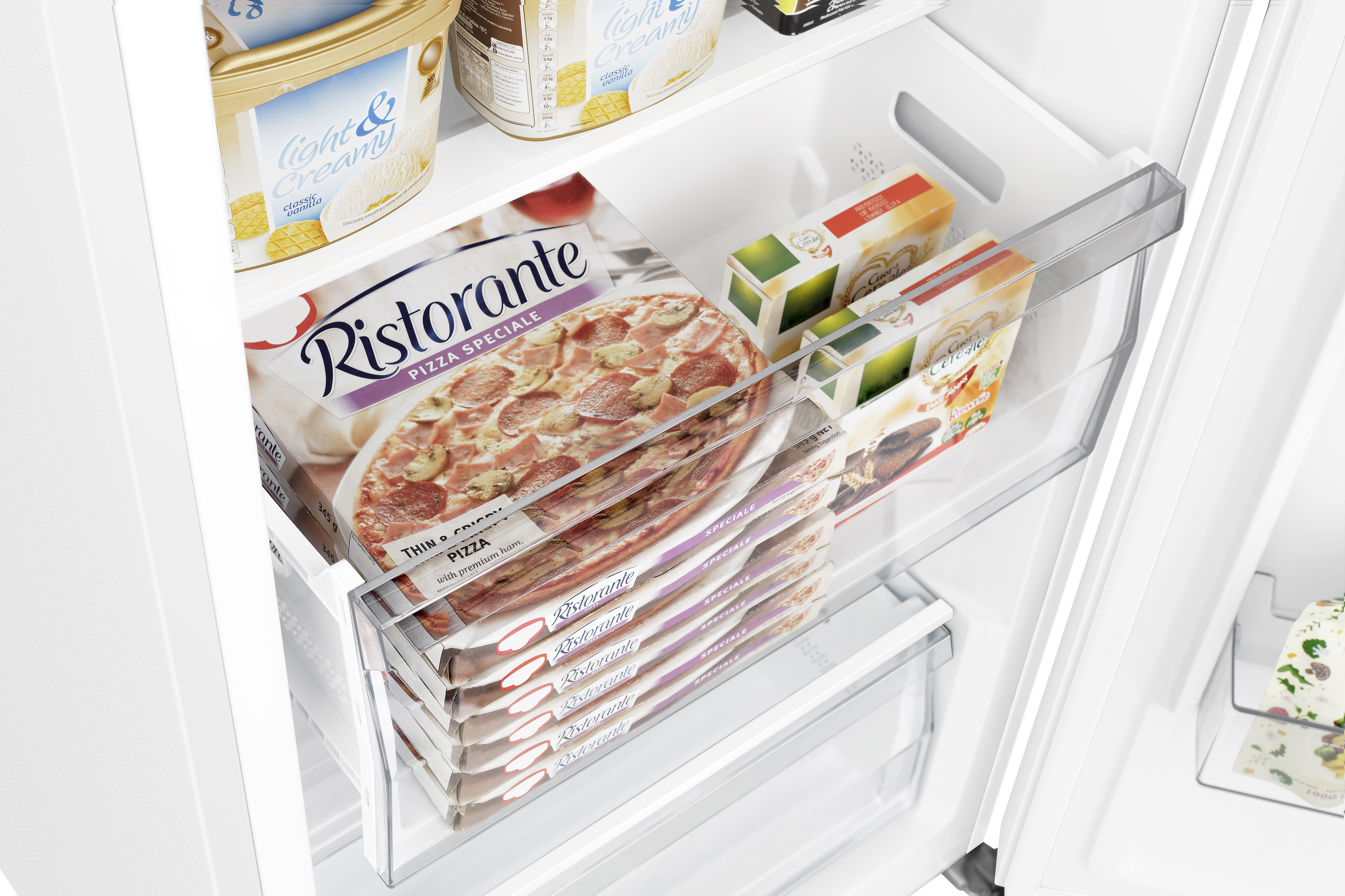 Tiefkühlpizzen und Eiscremebecher in einer Kühlschublade. Eine Ristorante-Pizza-Schachtel ist prominent.