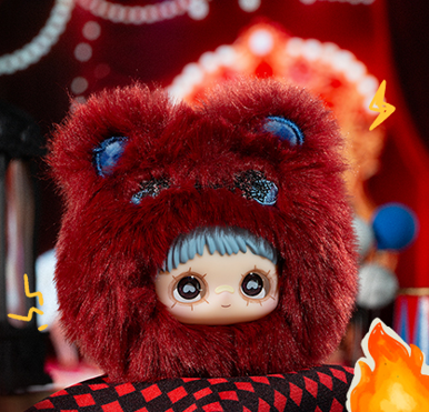 Eine puppenartige Figur mit blauem Haar trägt einen roten Teddybär-Overall.