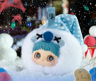 Ein Spielzeug mit blauen Haaren und einem Schneemannhut im Schnee.