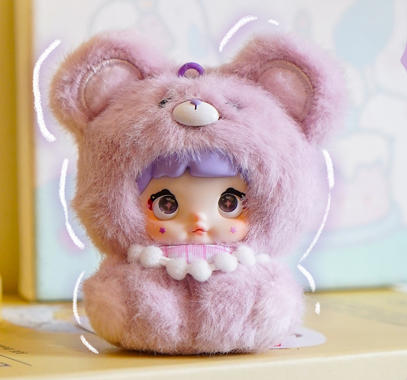 Eine flauschige, lavendelfarbene Bärenfigur mit einem süßen Gesicht und lila Haaren.