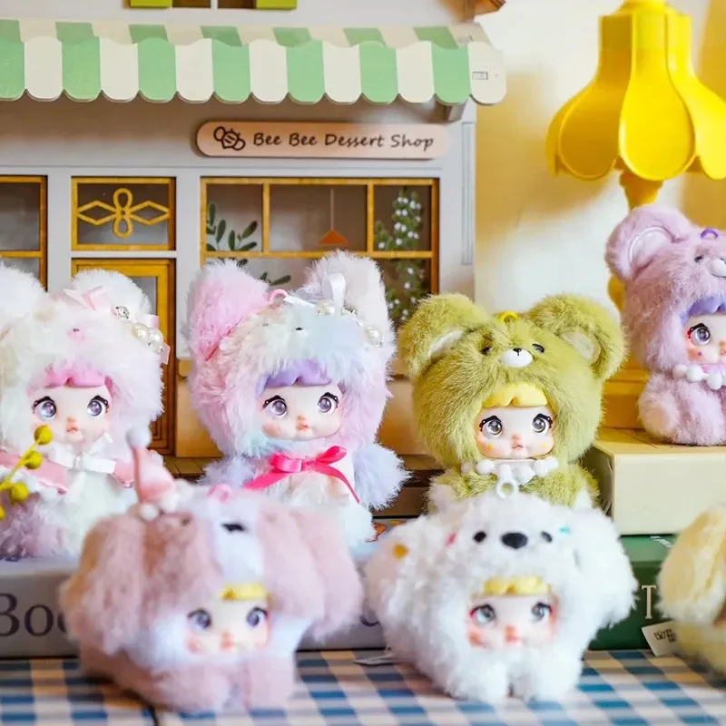 Fünf süße Puppen in Tierkostümen vor einem Miniaturgeschäft mit der Aufschrift "Bee Bee Dessert Shop".