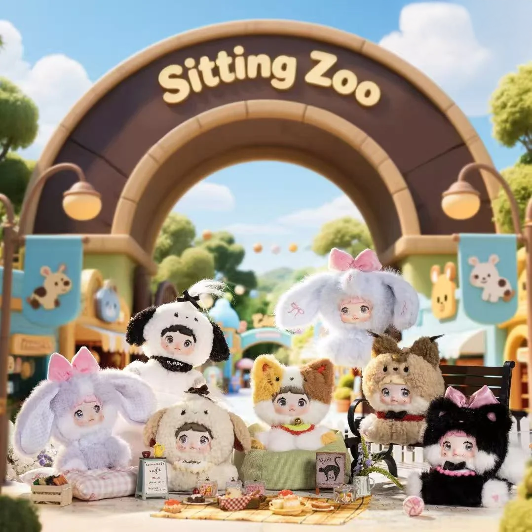 Plüschtiere im Stil von "Sitting Zoo" mit Tiermotiven, die vor einem Parktor sitzen.