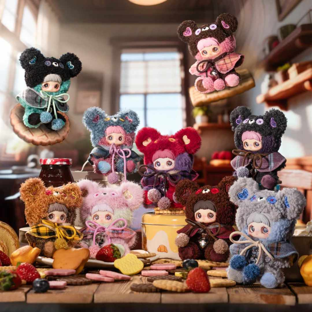 Eine Gruppe von Teddybären-Spielzeugen mit Beeren und Keksen auf einem Holztisch.