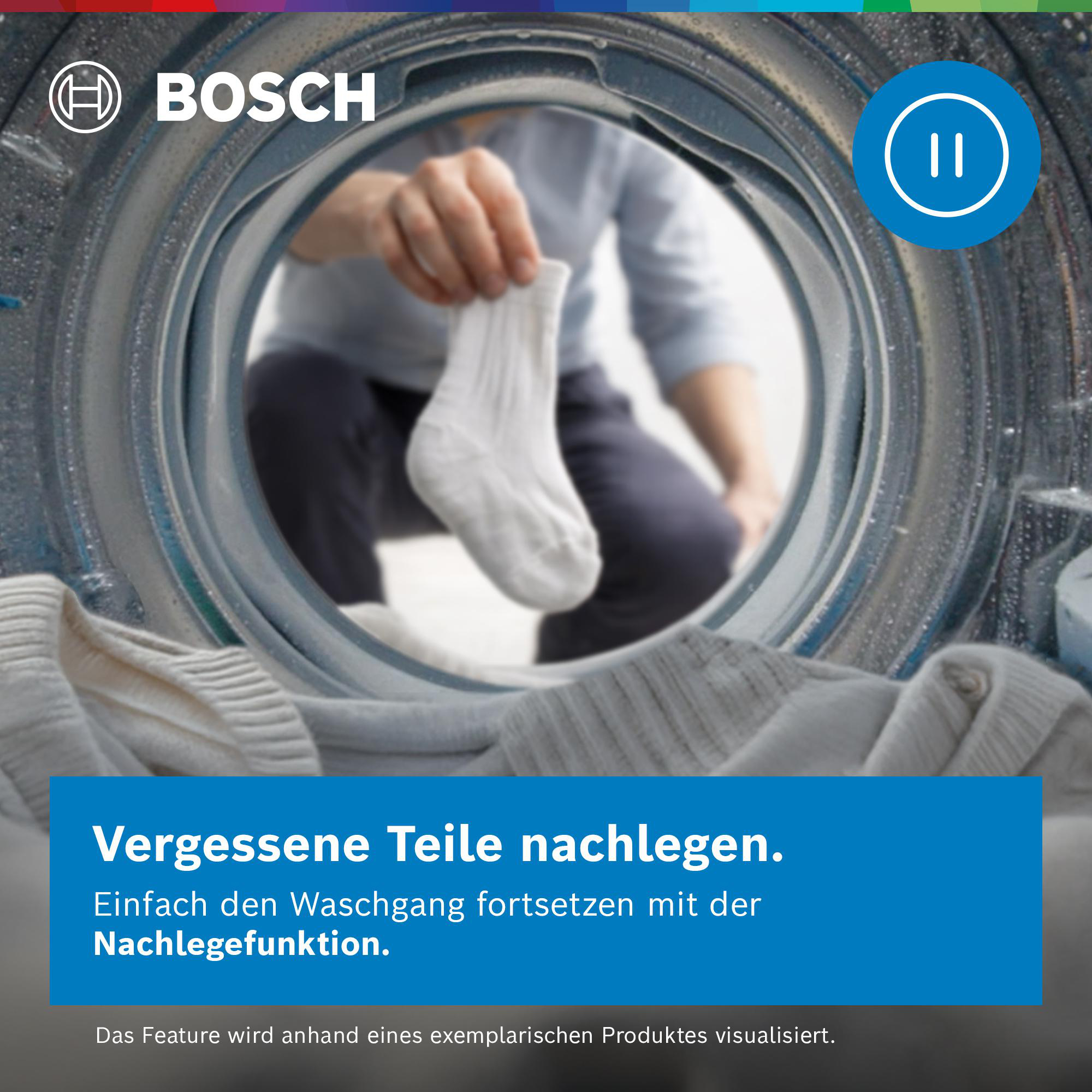Eine Hand legt eine weiße Socke in eine Waschmaschine.