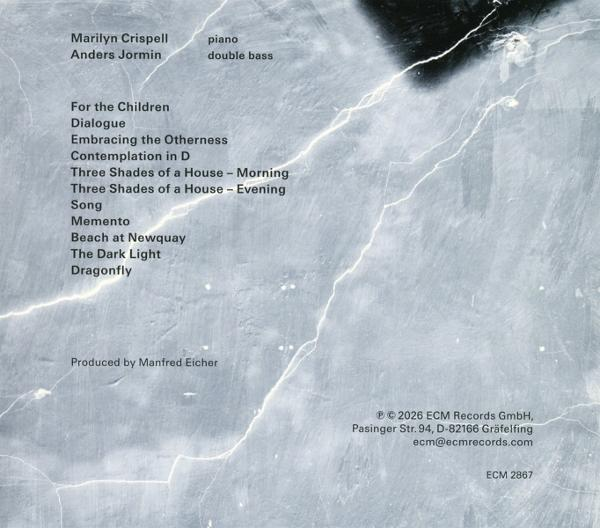 Album-Cover mit Titelliste, Namen und Links-Informationen auf grauem, rissigem Hintergrund.