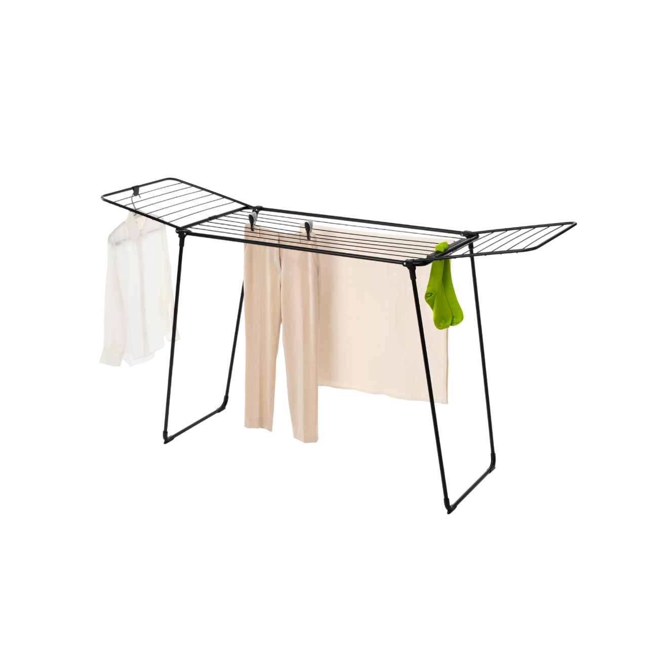 Ein schwarzer Wäscheständer trägt ein weißes Hemd, beige Hosen und eine grüne Socke.