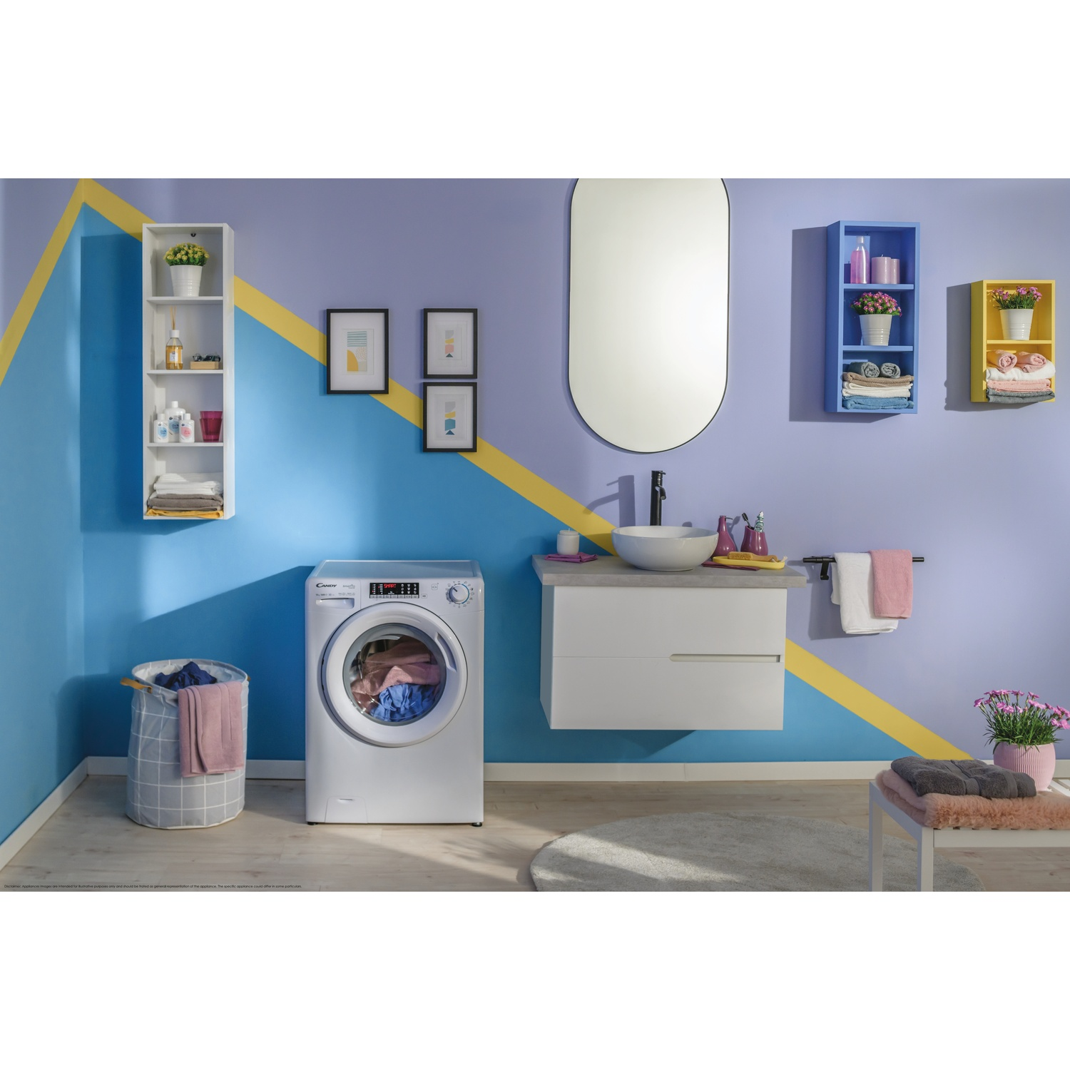 Un bagno moderno con lavatrice, cesto portabiancheria, lavandino e mensole.