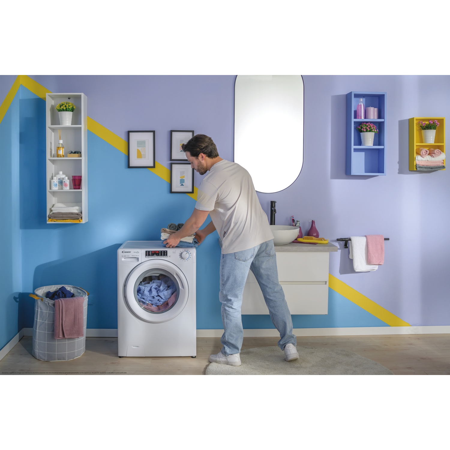 Un uomo carica la biancheria in una lavatrice bianca in un bagno blu con scaffali.