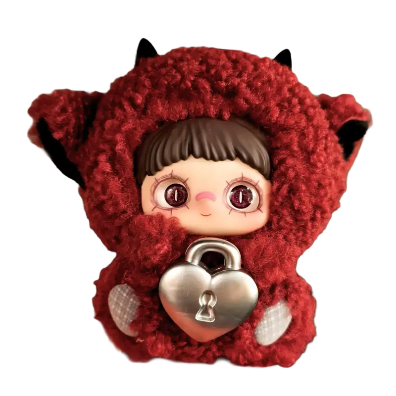 Eine Figur in einem roten Teddybär-Kostüm mit einem Herzschloss.