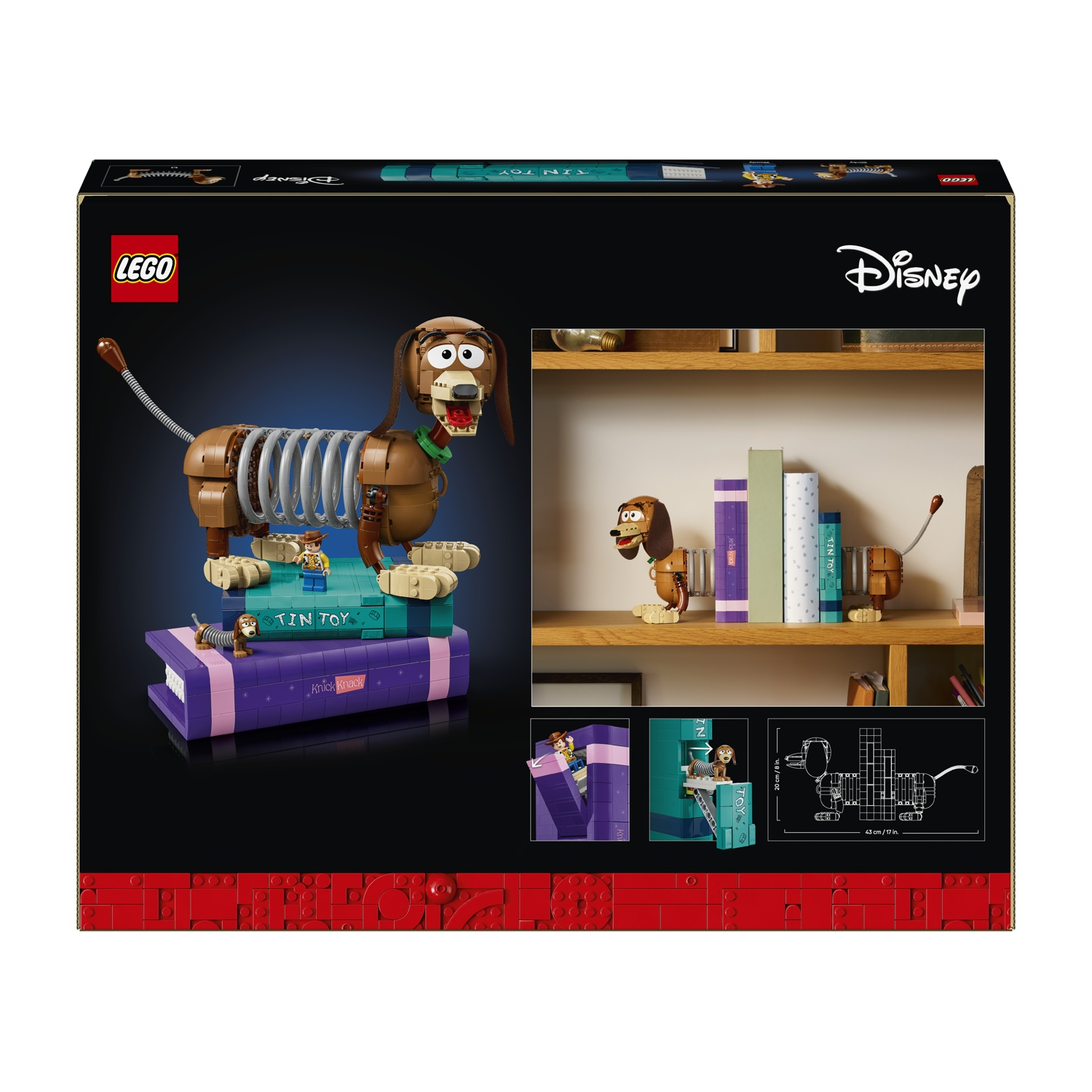 Cane elastico LEGO su libri impilati, accanto a uno scaffale con libri.