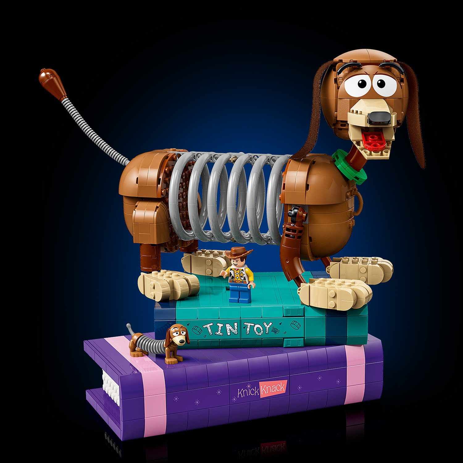 Un modello Lego di Slinky Dog con Woody su un libro.