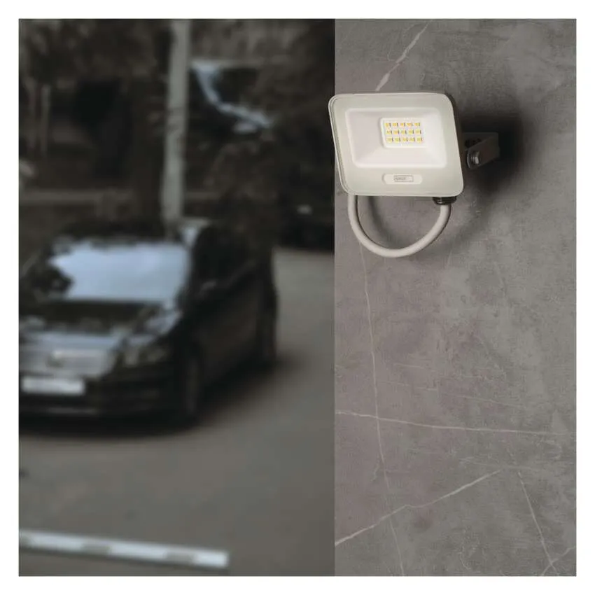 Egy fehér LED-es árnyékoló van felszerelve egy szürke falra, mellette egy elmosódott autó.