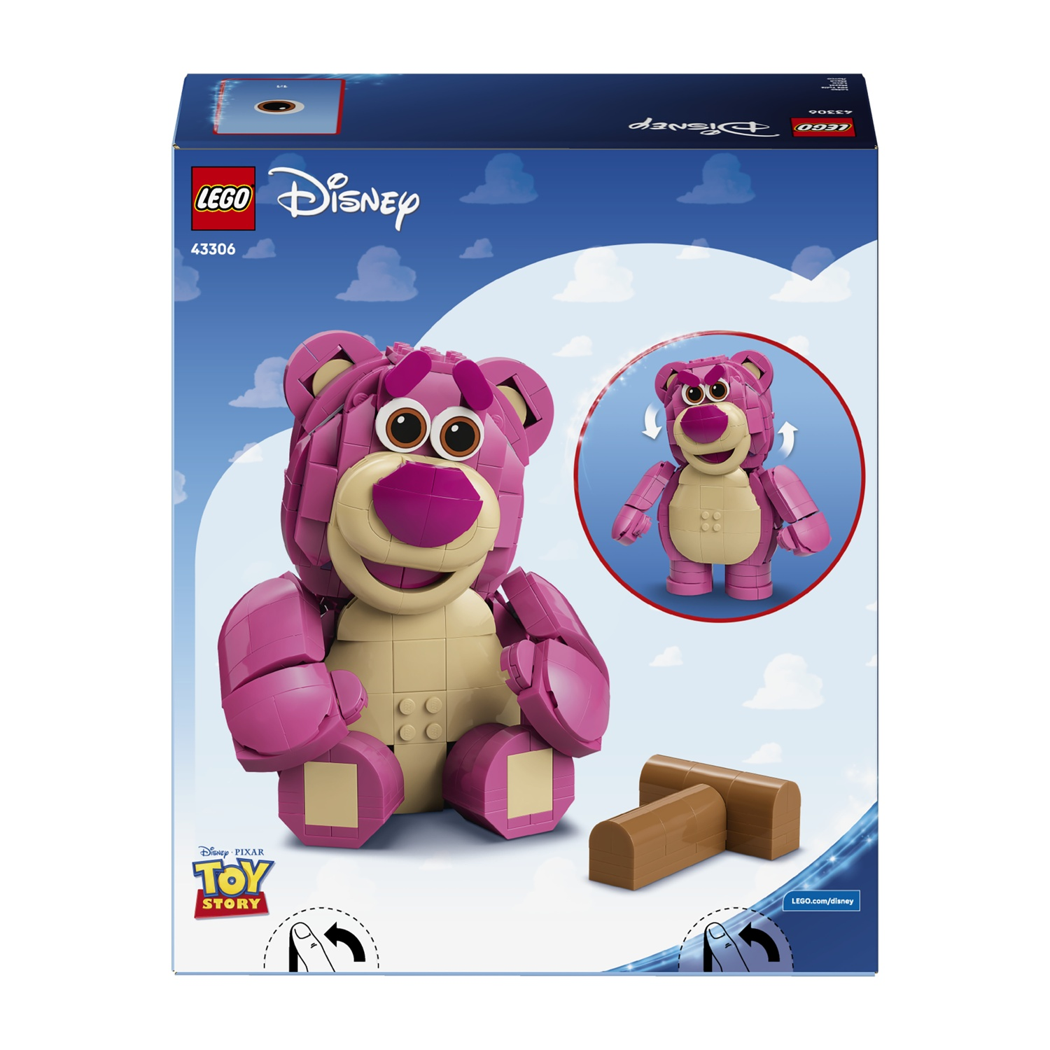 Orso Lotso Lego Disney con due scatole marroni su sfondo di cielo blu.