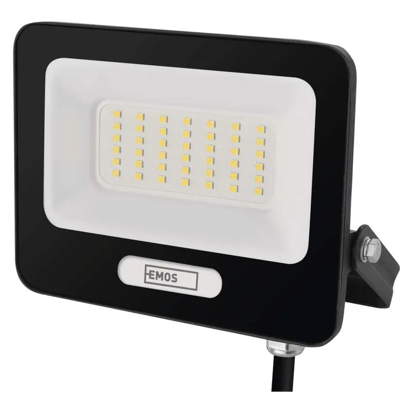 Egy fekete LED reflektor fehér diffúzorral és sok kis LED-del.