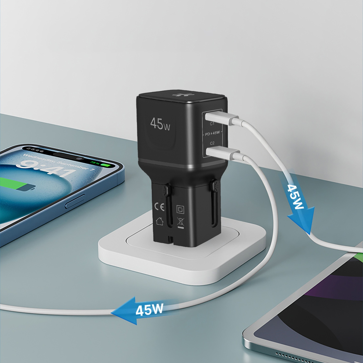 Adattatore nero da 45W con due porte USB-C, carica telefono e tablet.