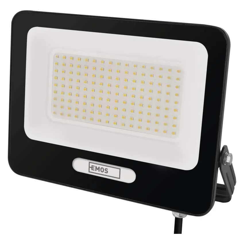 Fekete LED-es reflektor sok kis lámpával és ezüst EMOS logóval.