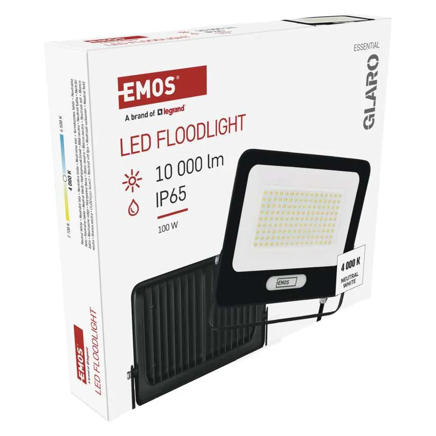 Egy 10 000 lumenes, 100W-os fekete LED-es reflektor csomagolása.