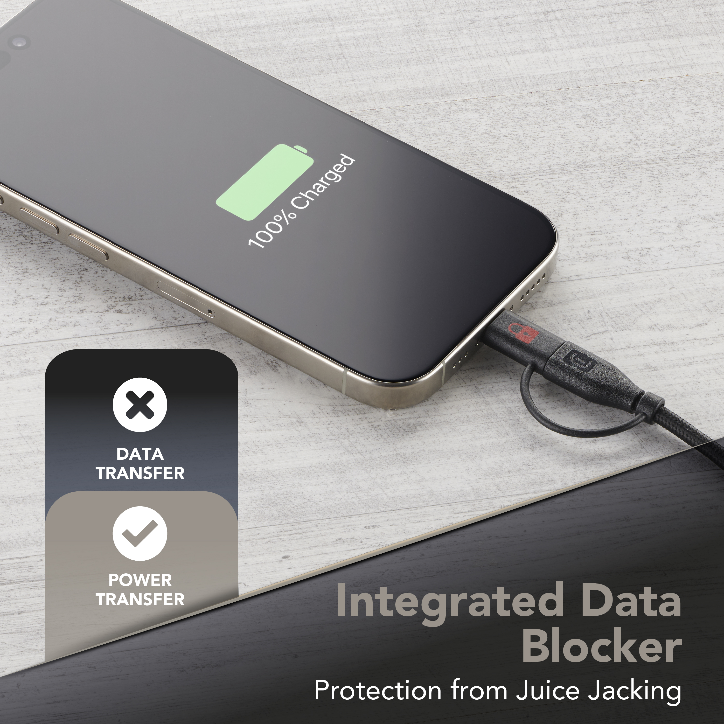 Un smartphone se está cargando con un bloqueador de datos integrado.
