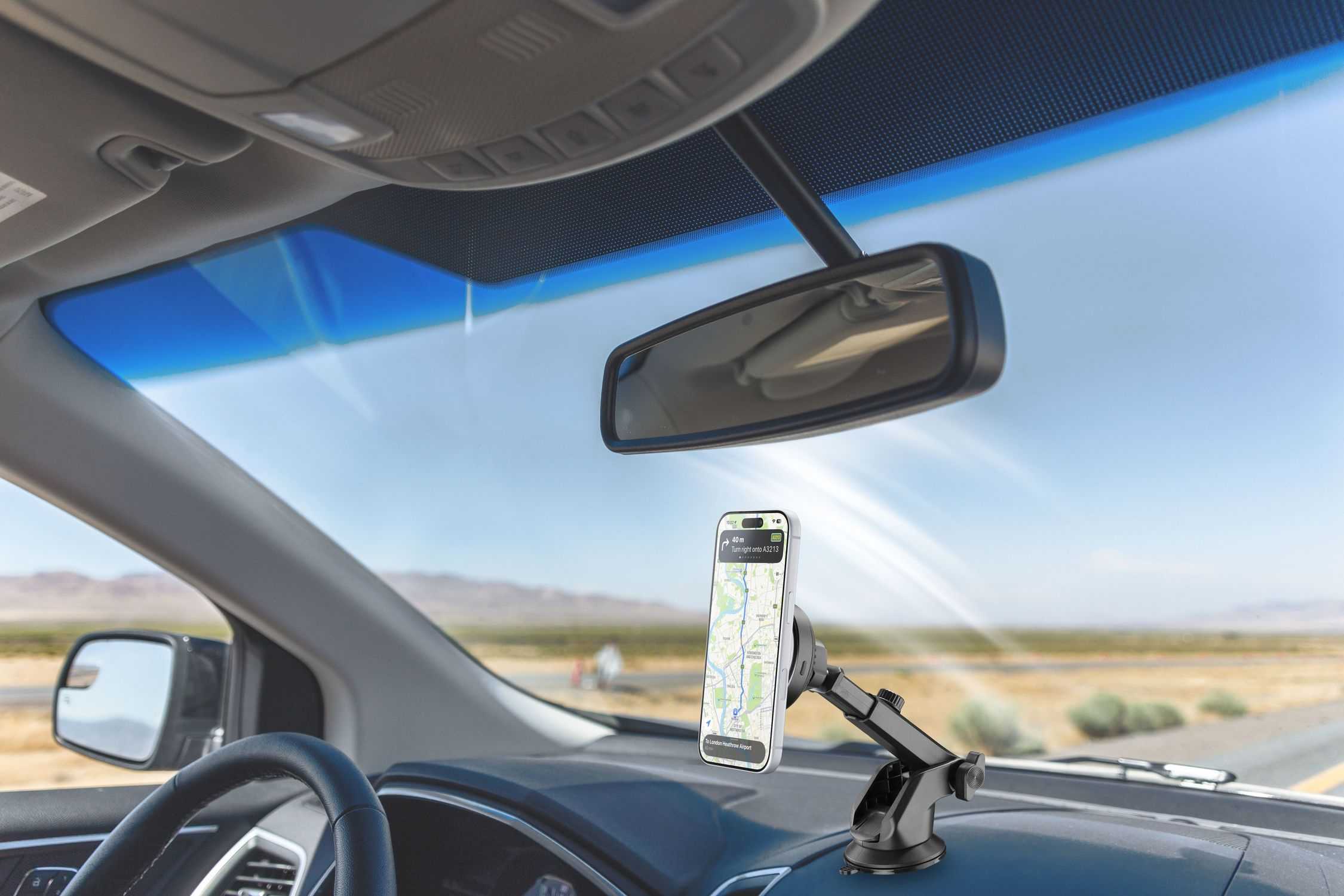 Soporte para smartphone con app de navegación en el salpicadero de un coche.