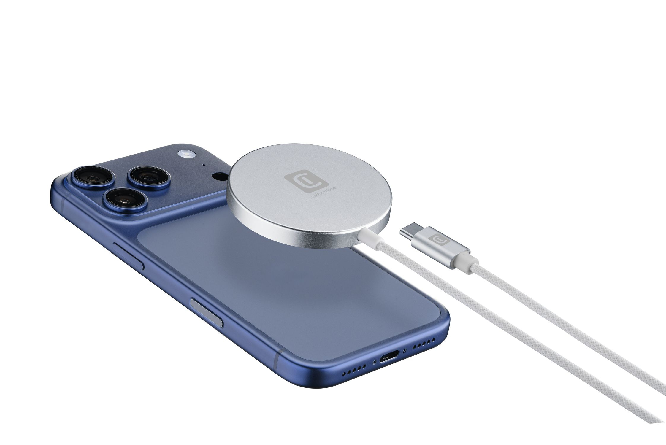 Un smartphone azul con cámara triple y cargador plateado.