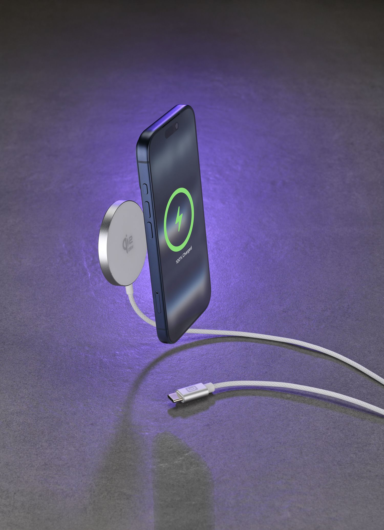 Un smartphone azul se carga a través de un cargador MagSafe con cable.