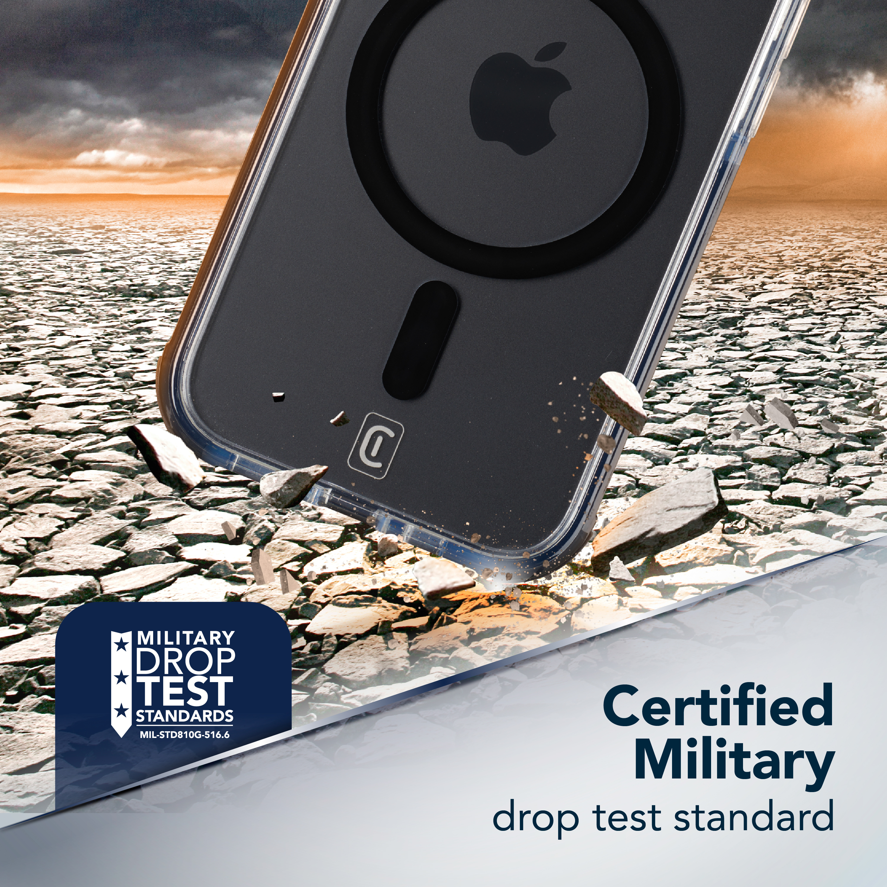 Un estuche negro para iPhone cae sobre suelo rocoso. Prueba de caída militar.