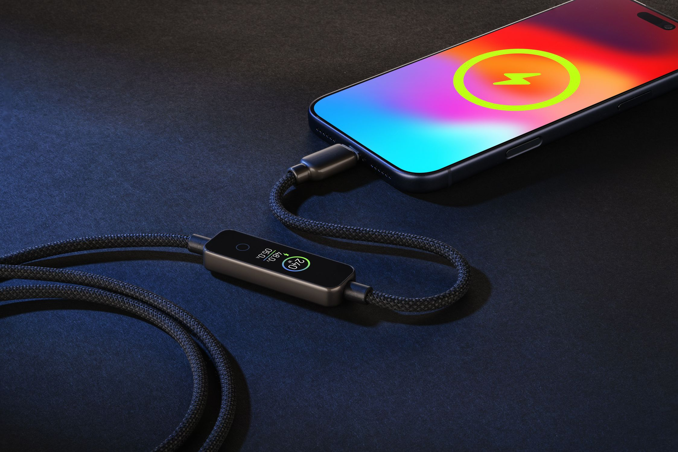 Un teléfono se está cargando con un cable que muestra 240W.