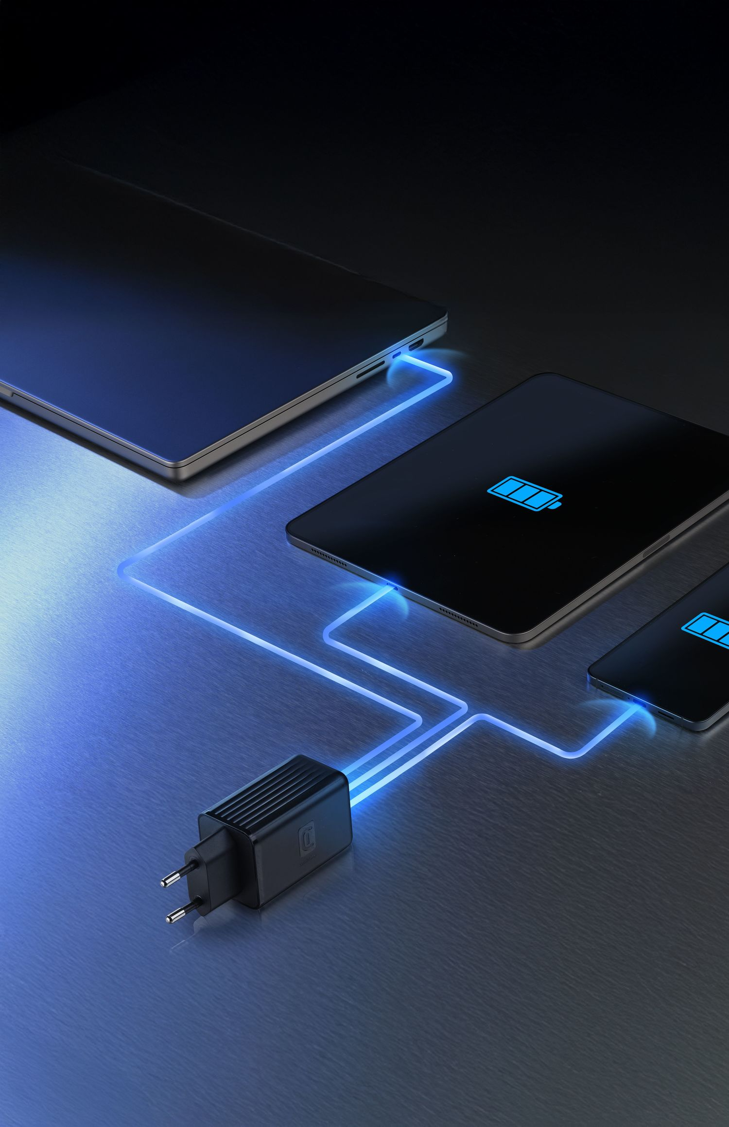 Un cargador negro alimenta una tableta y un smartphone con líneas de carga azules.