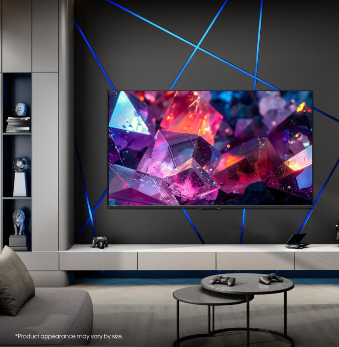 Ein modernes Wohnzimmer mit einem großen Fernseher, der abstrakte bunte Kristalle zeigt.