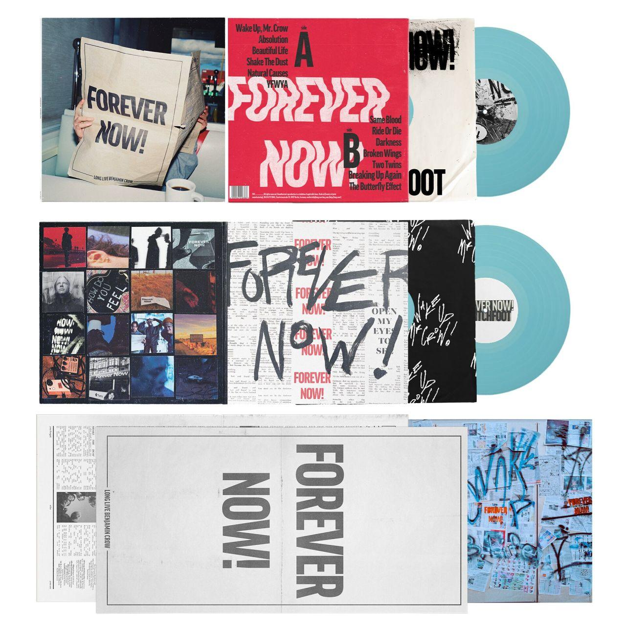 Verschiedene Albumcover und Schallplatten, einige mit Texten wie „FOREVER NOW!“.