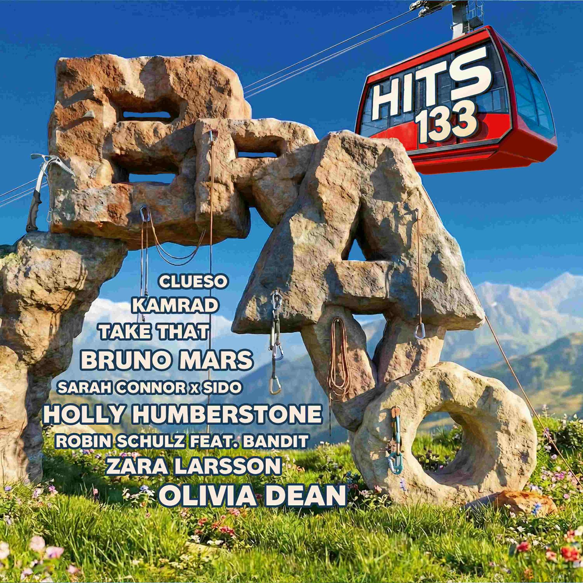Felsformation mit Künstlernamen und Seilbahn mit 'HITS 133' vor blauem Himmel.