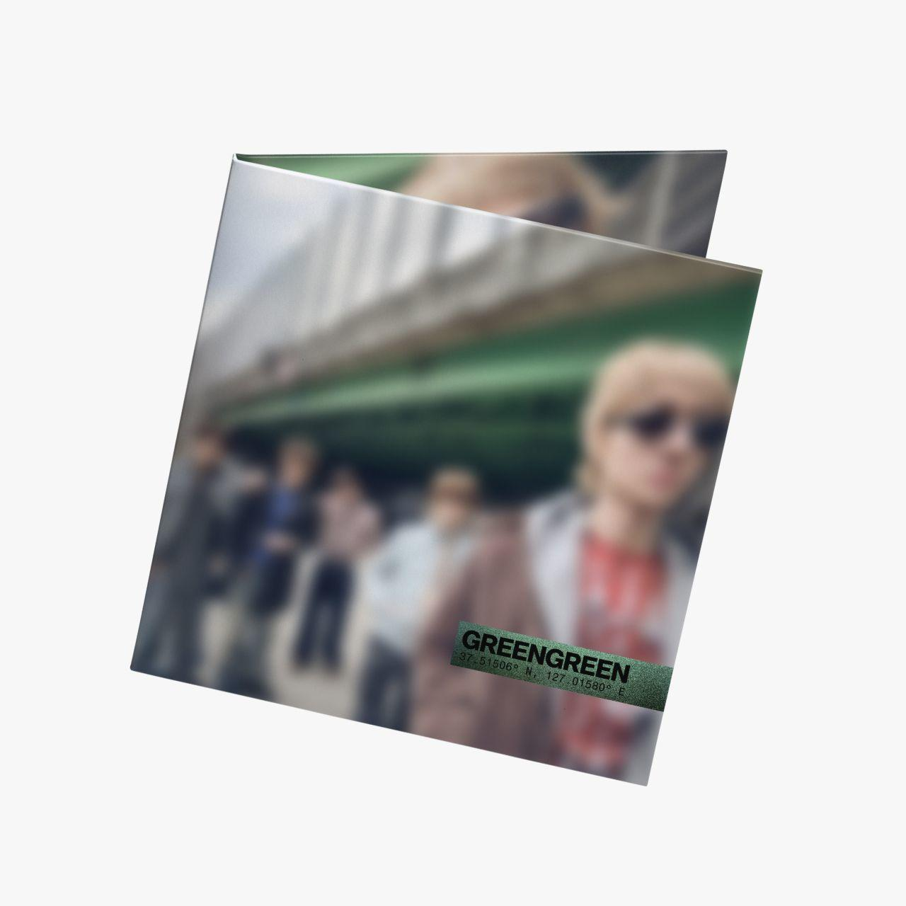 Ein Buch mit einer Gruppe unscharfer Personen vor einem grünen Hintergrund.