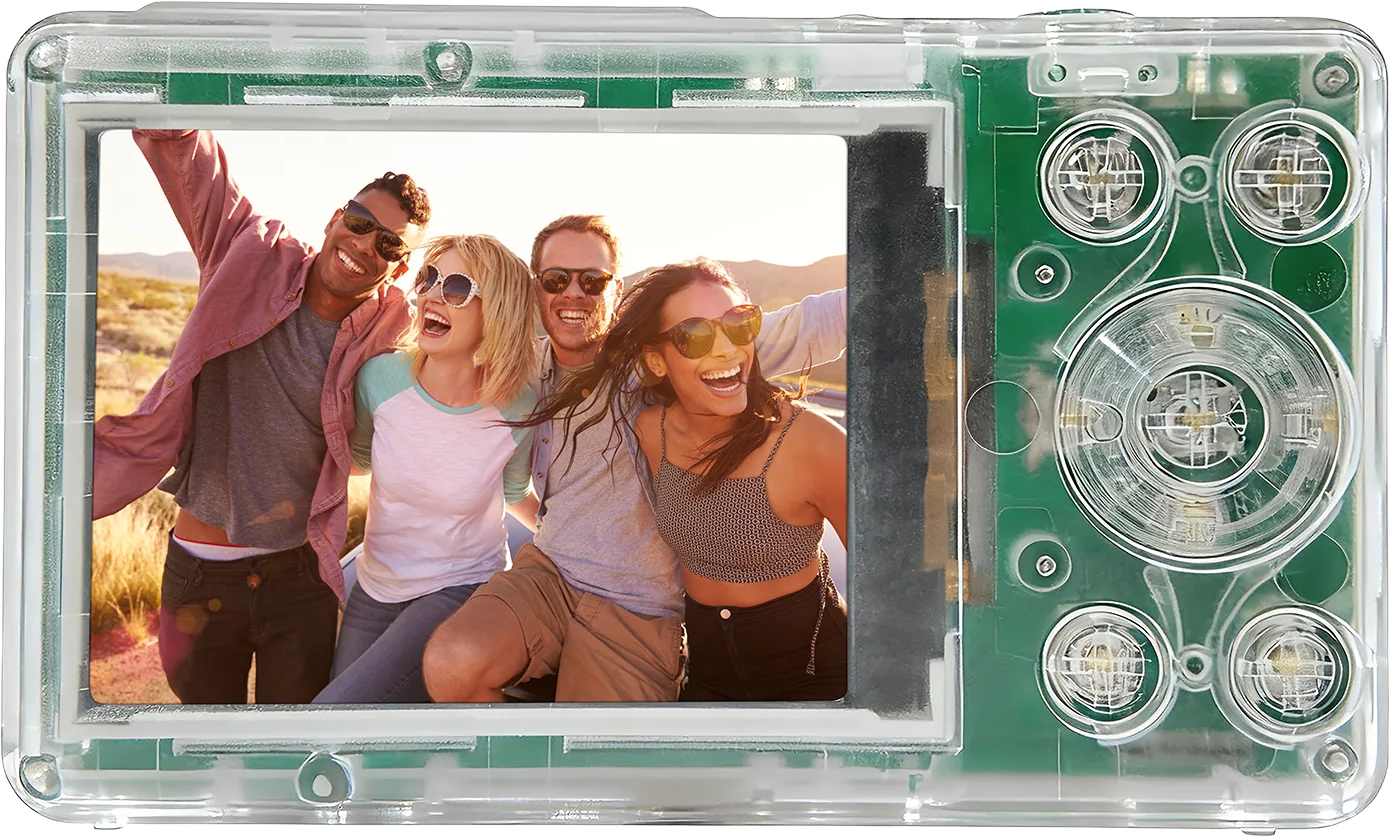 Quattro amici che ridono in un paesaggio desertico, all'interno di una custodia trasparente per fotocamera.