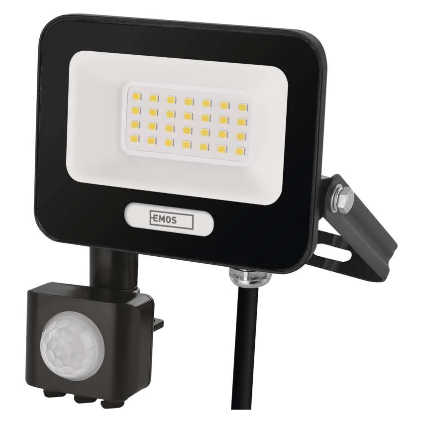 Fekete LED-es reflektor mozgásérzékelővel és fehér EMOS logóval.