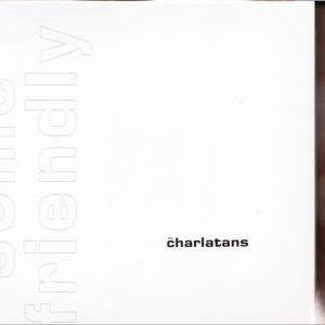 Weißer Hintergrund mit dem Wort „charlatans“ in Schwarz. Links steht „friendly“ vertikal.