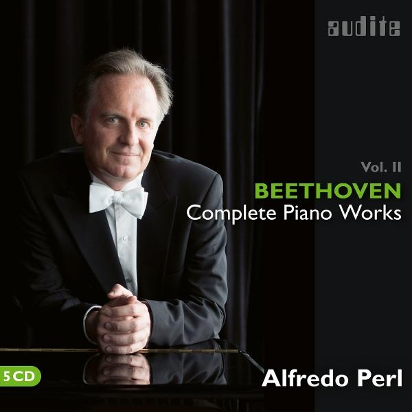 Mann im Smoking mit weißer Fliege sitzt am Klavier. Text: Beethoven Complete Piano Works.