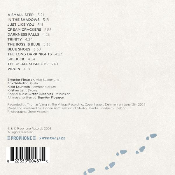 Liste von Titeln und Musikern eines Jazzalbums, mit Fußspuren im Hintergrund.