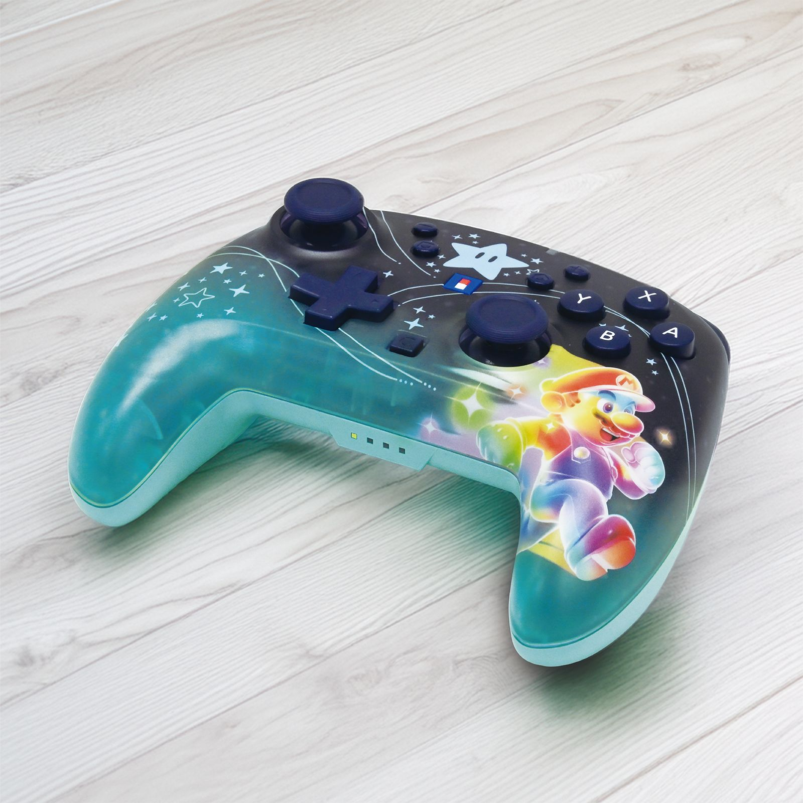 Ein Mario-Controller mit Sternen-Design auf Holzoberfläche.