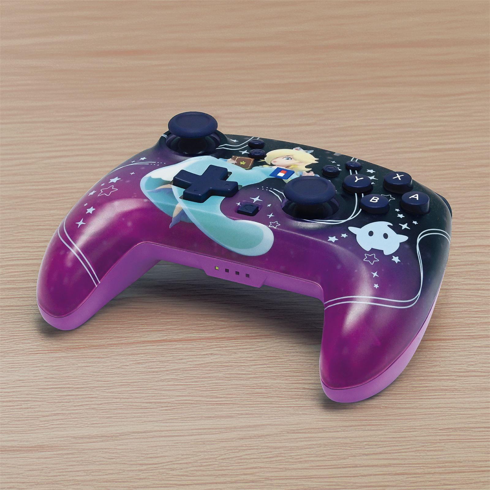 Lila Controller mit Weltraumdesign und Rosalina-Figur auf Holztisch.