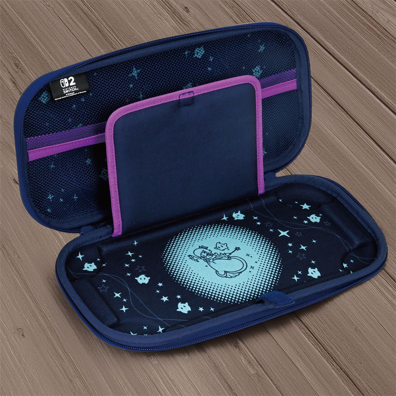 Ein dunkelblaues Nintendo Switch-Etui mit Sternenmuster und Rosalina-Grafik.