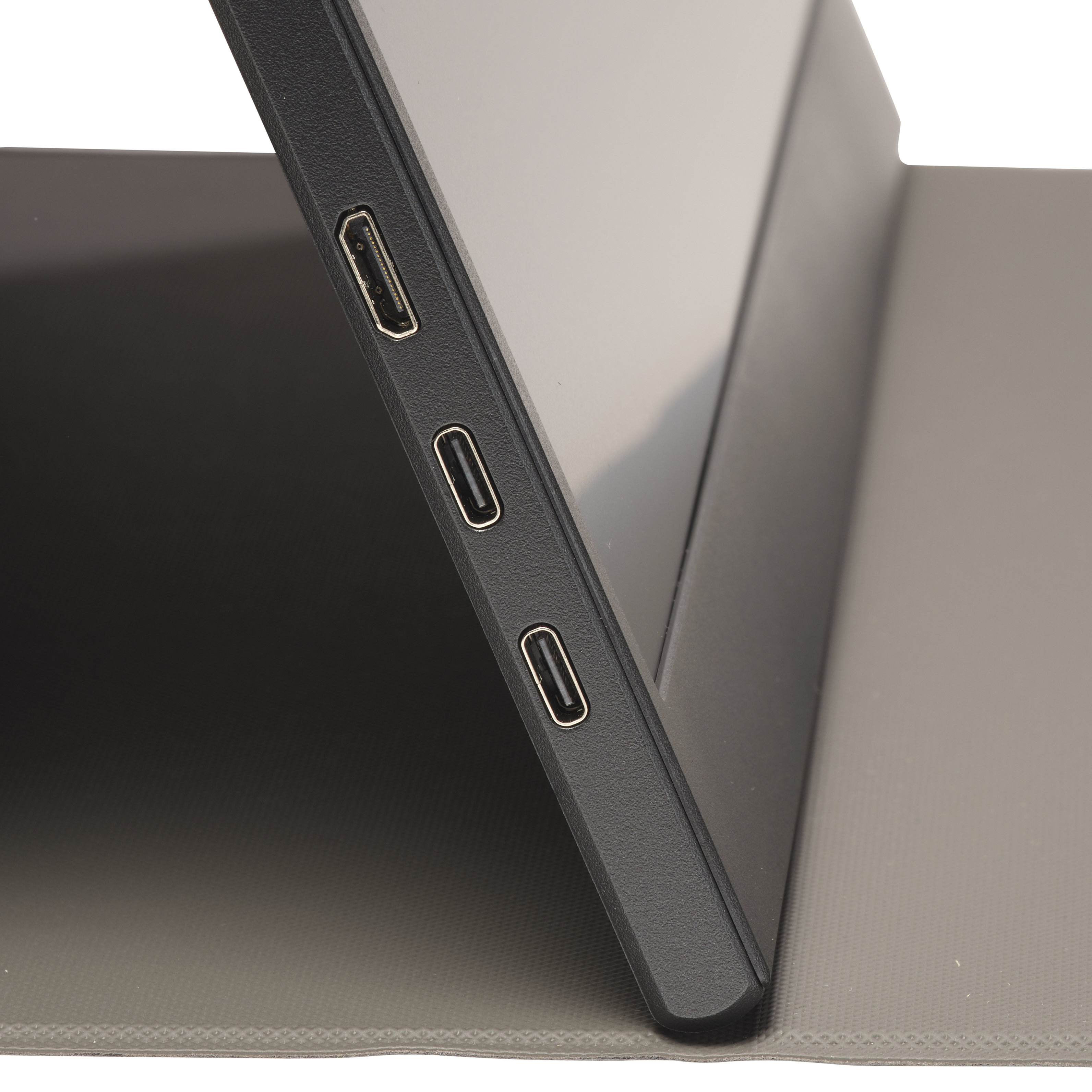 Nahaufnahme von drei USB-Anschlüssen an einem schwarzen Rand eines Geräts.
