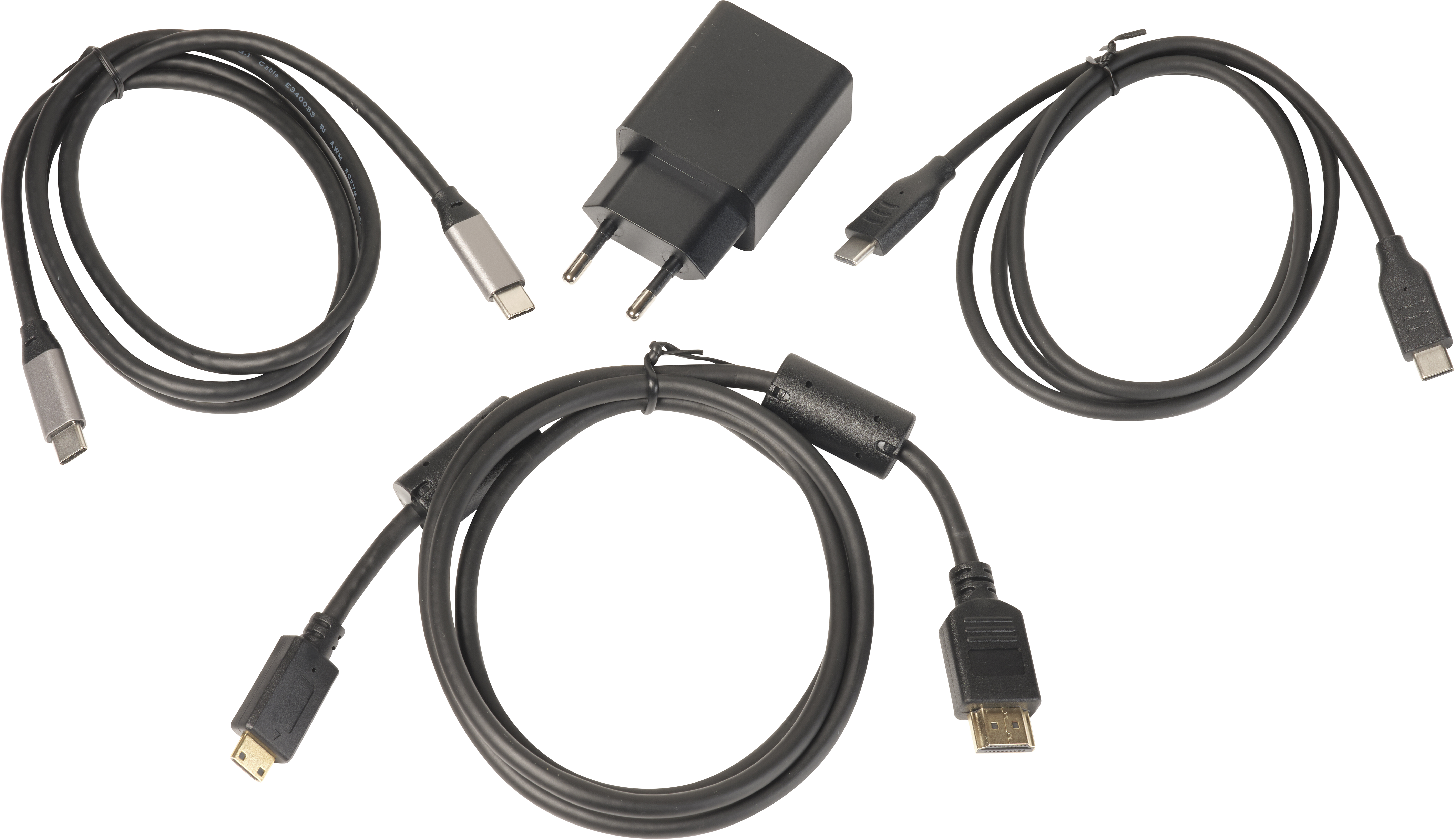 Ein schwarzes USB-C-Ladegerät und drei schwarze Kabel mit verschiedenen Anschlüssen.