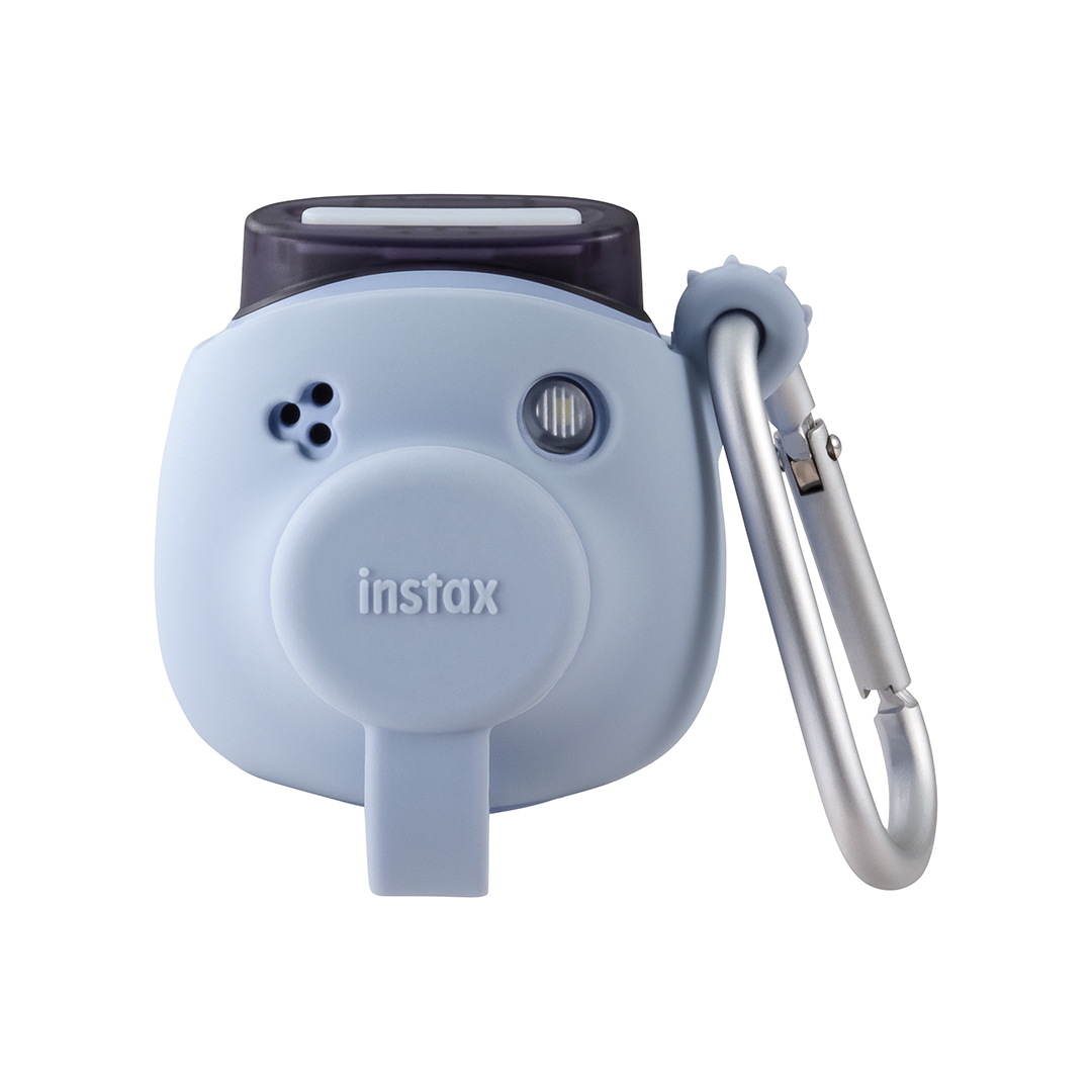 Yan tarafına gümüş bir karabina takılmış açık mavi bir Instax kamera.