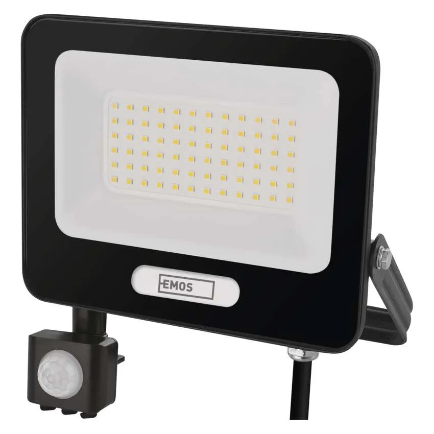 Fekete LED-es reflektor mozgásérzékelővel és EMOS logóval. A LED-ek fehér fényt bocsátanak ki.