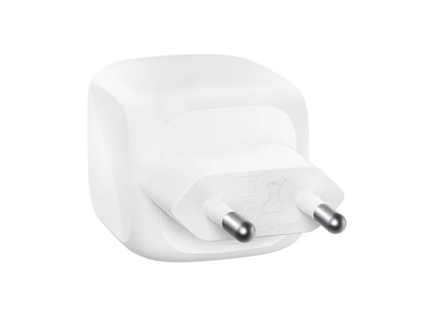 Un adaptador de enchufe blanco con dos clavijas metálicas, aislado en blanco.