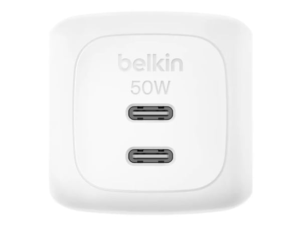 Un cargador Belkin blanco de 50W USB-C con dos puertos.