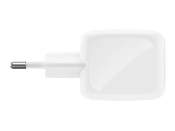 Un adaptador de corriente blanco con un enchufe plateado.