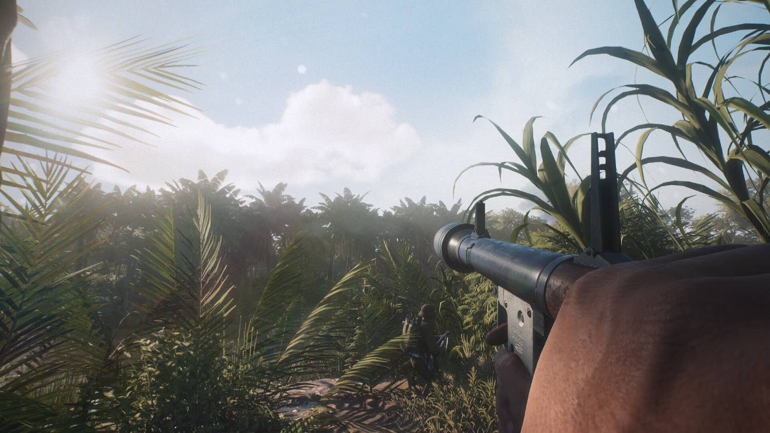 Mano sosteniendo arma en jungla densa, sol brillando entre hojas.